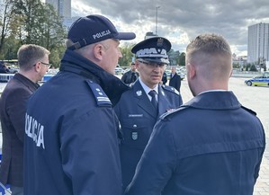 zdjęcie przedstawia komendanta wraz z prezydentem miasta w trakcie rozmowy z komendantem wojewódzkim