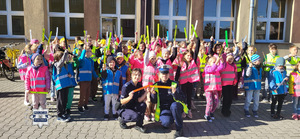 zdjęcie przedstawia policjantkę rozdającą elementy odblaskowe