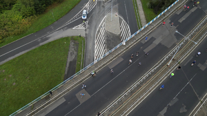 zdjęcie przedstawia policjantów w trakcie zabezpieczenia imprezy sportowej