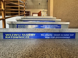 Wezwij służby ratownicze Nie oddycha- dzwoń na numer 112! Włącz tryb głośnomówiący!