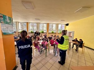 zdjęcie przedstawia policjantki w trakcie prelekcji dla dzieci