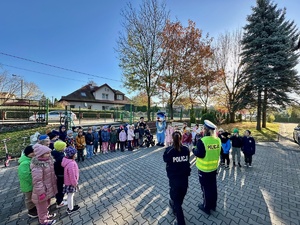 zdjęcie przedstawia policjantki w trakcie prelekcji dla dzieci