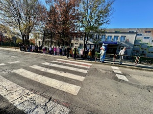 zdjęcie przedstawia policjantki w trakcie prelekcji dla dzieci