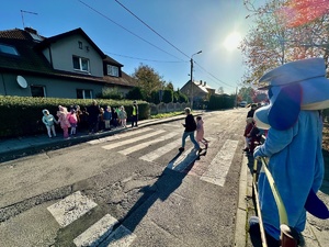 zdjęcie przedstawia policjantki w trakcie prelekcji dla dzieci