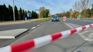 zdjęcie przedstawia policjantów zabezpieczających trasę biegu