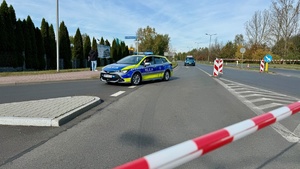 zdjęcie przedstawia policjantów zabezpieczających trasę biegu