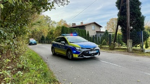 zdjęcie przedstawia policjantów zabezpieczających trasę biegu