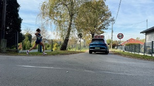 zdjęcie przedstawia policjantów zabezpieczających trasę biegu