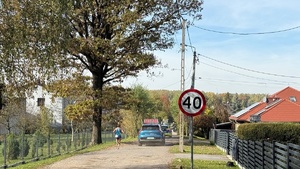 zdjęcie przedstawia policjantów zabezpieczających trasę biegu