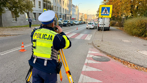 zdjęcie przedstawia policjantów na miejscu wypadku drogowego