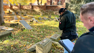 zdjęcie przedstawia policjantów dokonujących oględziny