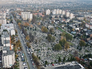 zdjęcie przedstawia cmentarz z lotu ptaka