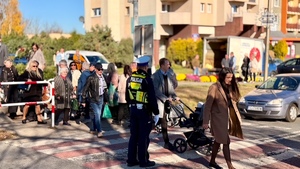 Zdjęcie przedstawia policjantów w trakcie kontroli ruchu w rejonie cmentarzy