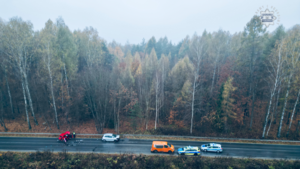 zdjęcie przedstawia policjantów na miejscu wypadku drogowego