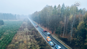 zdjęcie przedstawia policjantów na miejscu wypadku drogowego