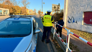 zdjęcie przedstawia policjantów w trakcie kontroli drogowej