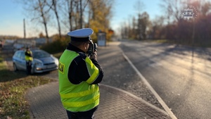 zdjęcie przedstawia policjantów w trakcie kontroli drogowej