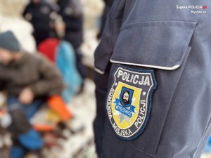 zdjęcie przedstawia policjantów w trakcie kontroli miejsc przebywania osób w kryzysie bezdomności