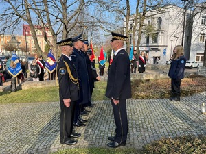 zdjęcie przedstawia przedstawicieli służb mundurowych składających wieńce pod miejscami pamięci.