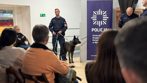 zdjęcie przedstawia policjantów w trakcie zajęć z grupą nauczycieli