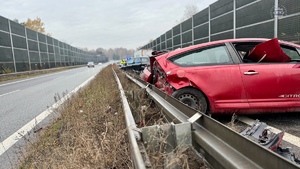 zdjęcie przedstawia miejsce kolizji drogowej na drodze ekspresowej.