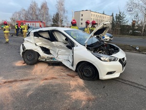 Na zdjęciu widoczni policjanci w trakcie obsługi zdarzenia drogowego.