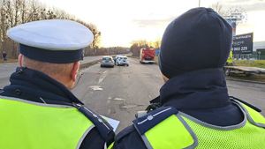 Na zdjęciu widoczni policjanci w trakcie obsługi zdarzenia drogowego.