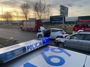 Na zdjęciu widoczni policjanci w trakcie obsługi zdarzenia drogowego.