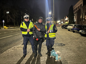 zdjęcie przedstawia policjantów rozdających odblaski przechodniom