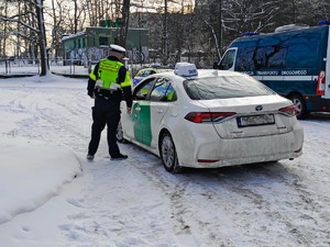 zdjęcie przedstawia mundurowych w trakcie kontroli pojazdu