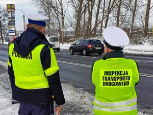 zdjęcie przedstawia mundurowych w trakcie kontroli pojazdu