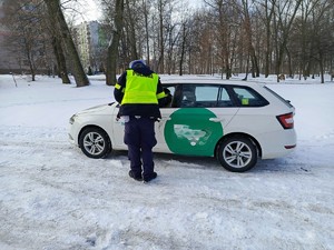 zdjęcie przedstawia mundurowych w trakcie kontroli pojazdu