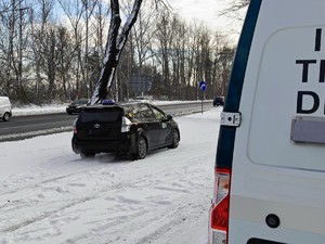 zdjęcie przedstawia mundurowych w trakcie kontroli pojazdu