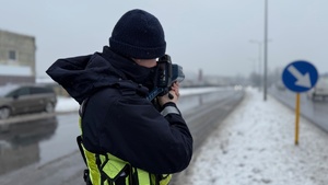 zdjęcie przedstawia policjanta w trakcie kontroli prędkości