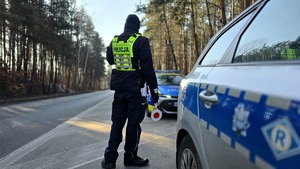 zdjęcie przedstawia policjantów w trakcie kontroli pojazdu