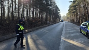 zdjęcie przedstawia policjantów w trakcie kontroli pojazdu