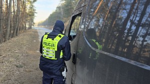 zdjęcie przedstawia policjantów w trakcie kontroli pojazdu