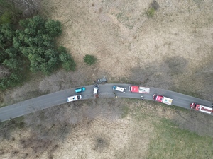 zdjęcie przedstawia policjantów na miejscu wypadku drogowego