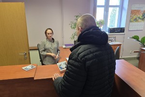 zdjęcie przedstawia kandydatów w trakcie rozmowy z pracownikiem kadr