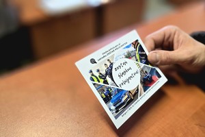 zdjęcie przedstawia kandydatów w trakcie rozmowy z pracownikiem kadr