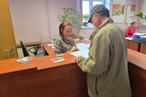 zdjęcie przedstawia kandydatów w trakcie rozmowy z pracownikiem kadr