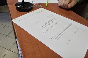 zdjęcie przedstawia kandydatów w trakcie rozmowy z pracownikiem kadr