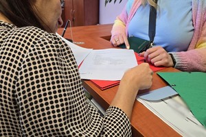 zdjęcie przedstawia kandydatów w trakcie rozmowy z pracownikiem kadr