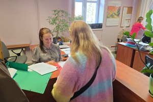 zdjęcie przedstawia kandydatów w trakcie rozmowy z pracownikiem kadr