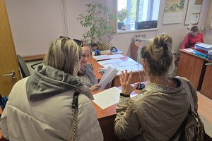 zdjęcie przedstawia kandydatów w trakcie rozmowy z pracownikiem kadr