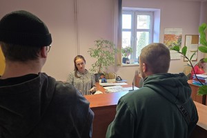 zdjęcie przedstawia kandydatów w trakcie rozmowy z pracownikiem kadr