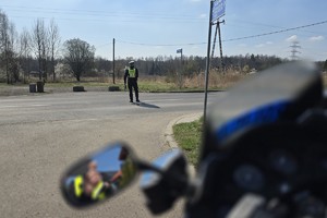 zdjęcie przedstawia policjantów w trakcie kontroli motocyklistów