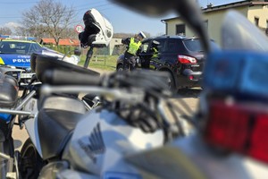zdjęcie przedstawia policjantów w trakcie kontroli motocyklistów