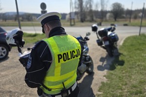 zdjęcie przedstawia policjantów w trakcie kontroli motocyklistów