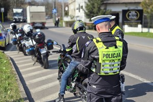 zdjęcie przedstawia policjantów w trakcie kontroli motocyklistów